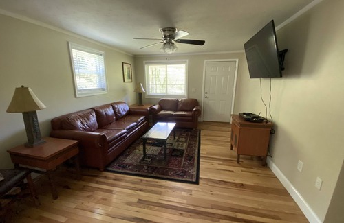 Cosby Casa | Cute house convenient to Gatlinburg, Pigeon Forge, and hiking in the smokies.