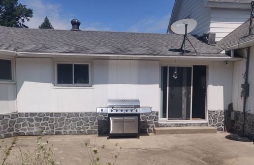 Traverse City Otro | Large farm house + separate apartment near downtown Traverse City, creek bonfire