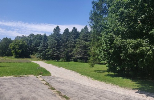 Traverse City Otro | Large farm house + separate apartment near downtown Traverse City, creek bonfire