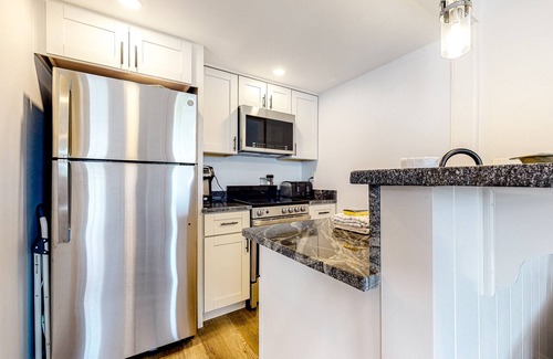 Wells Cabaña | Cute In-Town Cottage 1 Mile from the Beach w/ Porch, WiFi & Shared Pool/Hot Tub