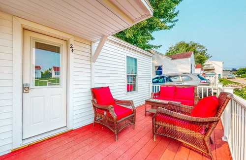 Wells Cabaña | Cute In-Town Cottage 1 Mile from the Beach w/ Porch, WiFi & Shared Pool/Hot Tub