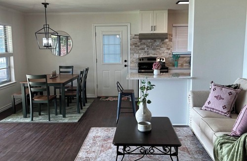 Mabank Casa | Cute Lakefront Cabin with Beautiful Sunsets in charming Gun Barrel City