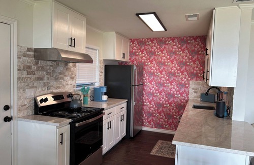 Mabank Casa | Cute Lakefront Cabin with Beautiful Sunsets in charming Gun Barrel City