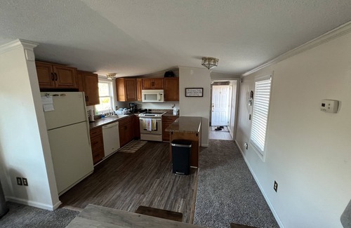 Townville Casa | Cute little Lake getaway with a dock! Perfect for fishing tournaments!