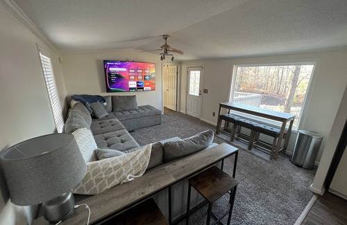 Townville Casa | Cute little Lake getaway with a dock! Perfect for fishing tournaments!