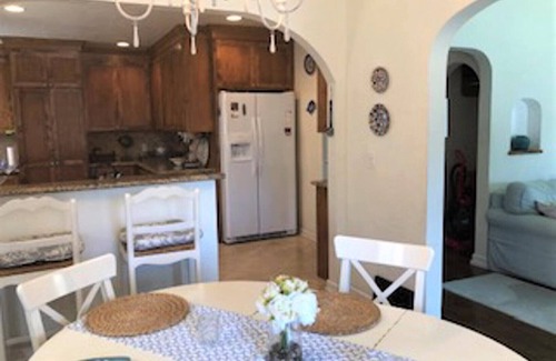 Belmont Shore Casa | Linda y lujosa casa de playa en el moderno Belmont Shore !! PASEO A LA PLAYA Y RESTAURANTES!