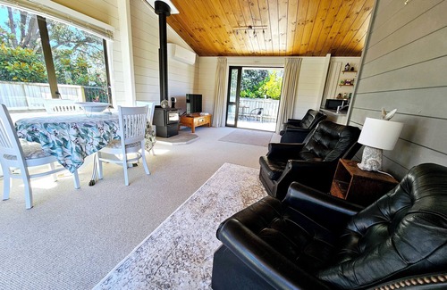 Paraparaumu Beach Cabaña | Cute 'n' Cozy on Manly