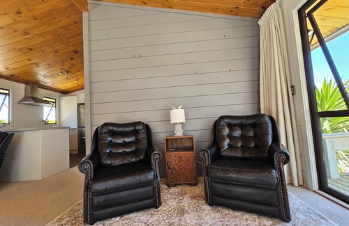 Paraparaumu Beach Cabaña | Cute 'n' Cozy on Manly