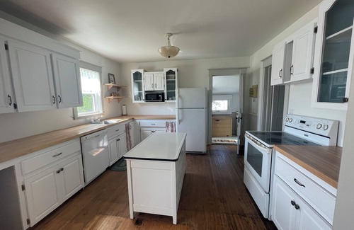 Cape Tormentine Cabaña | Cute NB cottage! Walking distance to sand beaches with distant view of the ocean