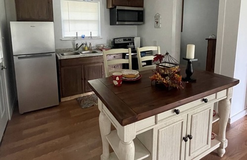 Cooper Casa | Cute, one-bedroom located 1 block from Charleston Sky wedding venue