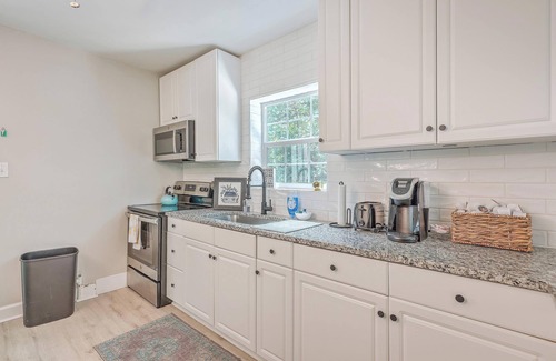 North Charleston Casa | Cute Park Circle Cottage - Near Cafés, Breweries & Downtown Charleston w/HOTTUB
