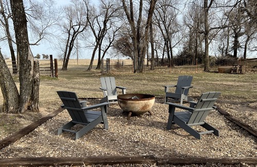 Ponca City Casa | CUTE, QUIET, & COZY Farmhouse - Minutes away from everything in Ponca City!