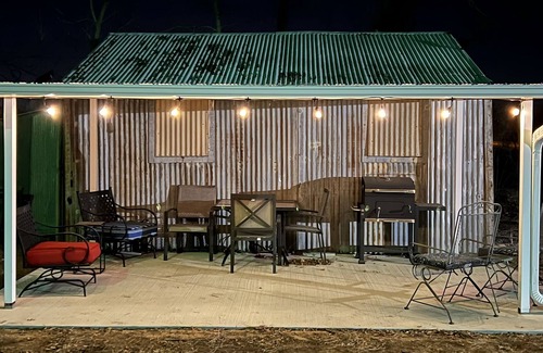 Ponca City Casa | CUTE, QUIET, & COZY Farmhouse - Minutes away from everything in Ponca City!