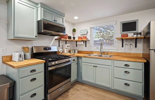 Larkspur Casa | Cute, Quiet & Private Bungalow - Newly Remodeled