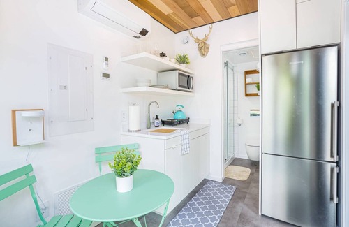 Rileyville Apartamento | Cute Riverside Cabin w Hot Tub, Fire Pit, & Kayaks