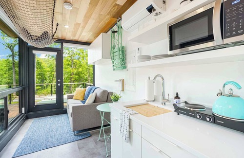 Rileyville Apartamento | Cute Riverside Cabin w Hot Tub, Fire Pit, & Kayaks