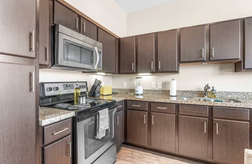 MLK Apartamento | Cute SoCo 1BR King Suite w/ GymPickleballLaundry
