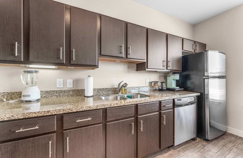 MLK Apartamento | Cute SoCo 1BR King Suite w/ GymPickleballLaundry