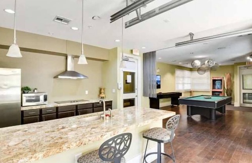 MLK Apartamento | Cute SoCo 1BR King Suite w/ GymPickleballLaundry