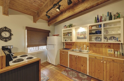 Ingram Casa | Cute space with beautiful riverfront! Sleeps 4!