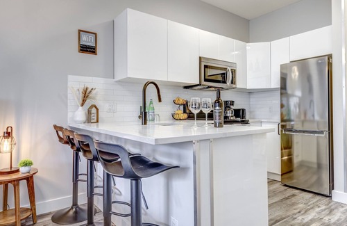 Whistler Cay Estates Apartamento | Cute studio w H/T, KING bed, Main st, FREE PARKING