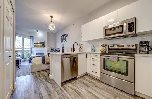 Whistler Cay Estates Apartamento | Cute studio w H/T, KING bed, Main st, FREE PARKING