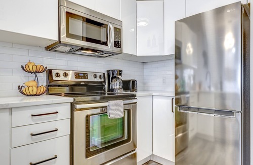Whistler Cay Estates Apartamento | Cute studio w H/T, KING bed, Main st, FREE PARKING