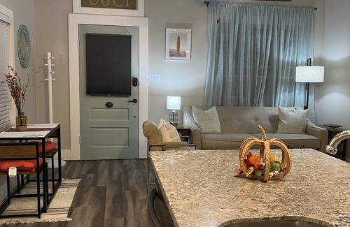 San Jacinto Cabaña | Cute, updated home close to the beach!