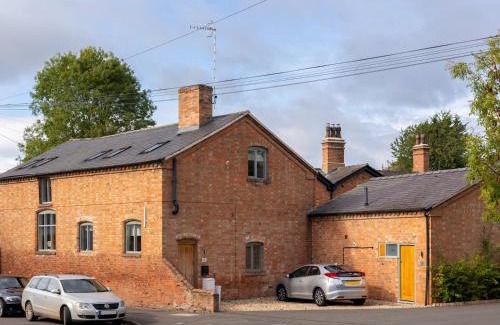 Shottery Casa | CV37 9HF The Tack Room Shottery · Charming 1Bed in Shottery with secure Parking Pass The Keys