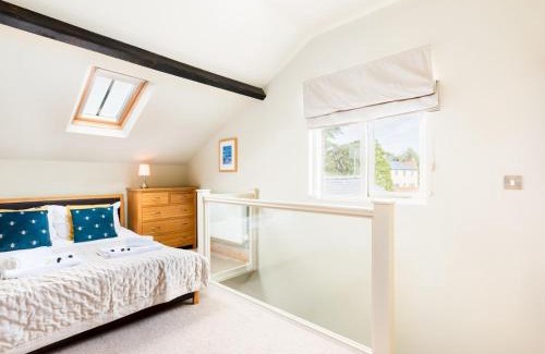 Shottery Casa | CV37 9HF The Tack Room Shottery · Charming 1Bed in Shottery with secure Parking Pass The Keys