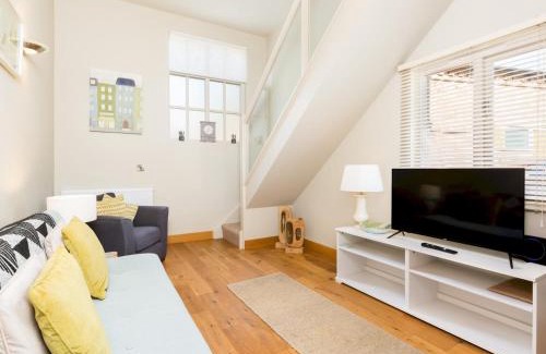 Shottery Casa | CV37 9HF The Tack Room Shottery · Charming 1Bed in Shottery with secure Parking Pass The Keys