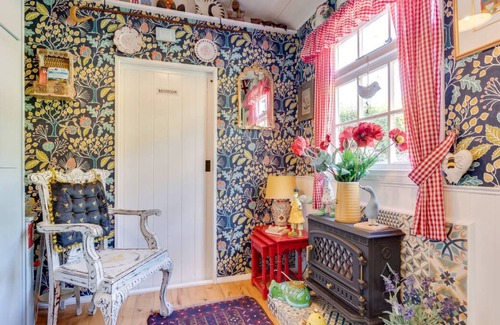 Llanfynydd Casa | Cwch Gwenyn in Llanfynydd