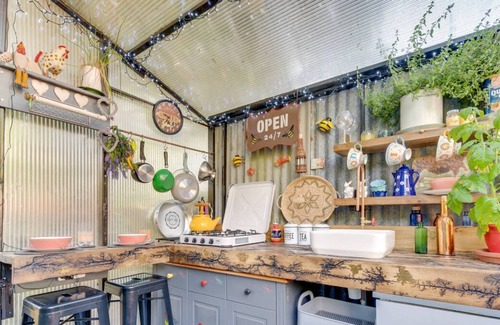 Llanfynydd Casa | Cwch Gwenyn in Llanfynydd