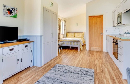 Brecon Chalet De Esquí | Tynant es una cabaña de madera hecha por artesanos en un entorno idílico en un lugar muy tranquilo y privado.