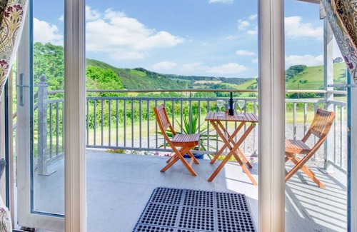 Brecon Chalet De Esquí | Tynant es una cabaña de madera hecha por artesanos en un entorno idílico en un lugar muy tranquilo y privado.
