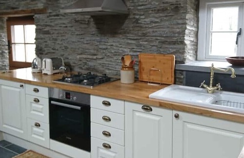 Carmarthen Otro | Cwmderi, a green valley.