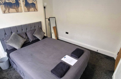 Plasnewydd Apartamento | Cyfarthfa Double Room 1 - Shared Bathroom - Near City Centre