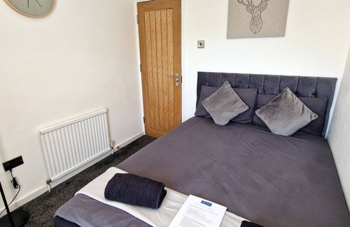 Plasnewydd Apartamento | Cyfarthfa Double Room 2 - Shared Bathroom - Near City Centre