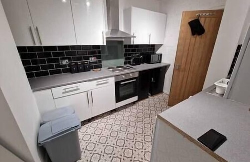 Plasnewydd Apartamento | Cyfarthfa Triple Room 4 - Shared Bathroom - Near City Centre