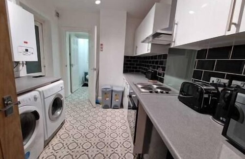 Plasnewydd Apartamento | Cyfarthfa Triple Room 4 - Shared Bathroom - Near City Centre