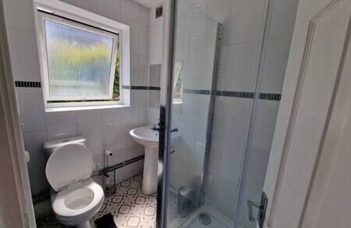Plasnewydd Apartamento | Cyfarthfa Triple Room 4 - Shared Bathroom - Near City Centre