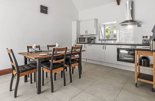 Llangain Cabaña | Cysgod Y Ffordd - sleeps 4 guests in 2 bedrooms