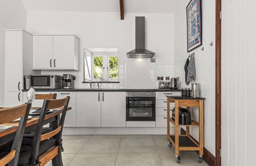 Llangain Cabaña | Cysgod Y Ffordd - sleeps 4 guests in 2 bedrooms