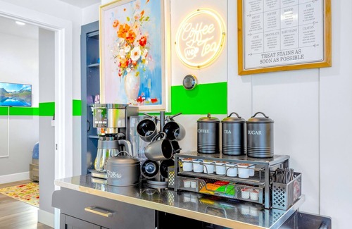 North Hollywood Casa | D. Hip NoHo Haven Near Universal & Hollywood: Hot Tub - Family - Parking - Games