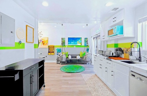 North Hollywood Casa | D. Hip NoHo Haven Near Universal & Hollywood: Hot Tub - Family - Parking - Games