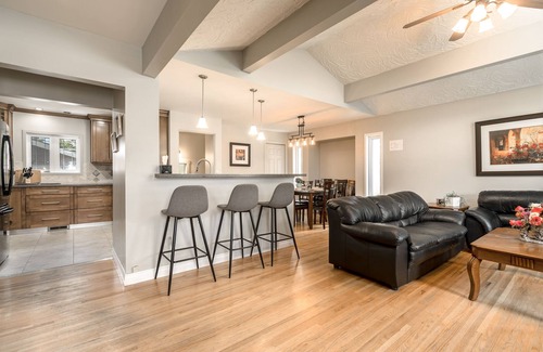 Haysboro Casa | D@home Entire house by Glenmore Reservoir/Heritage Park/chinook center