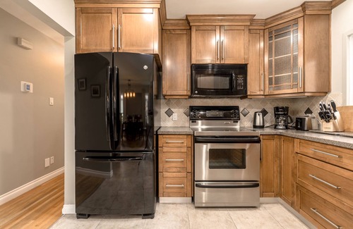 Haysboro Casa | D@home Entire house by Glenmore Reservoir/Heritage Park/chinook center