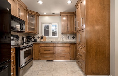 Haysboro Casa | D@home Entire house by Glenmore Reservoir/Heritage Park/chinook center