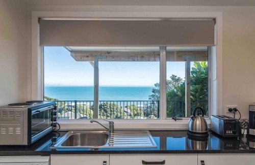 Raumati South Apartamento | D & J's Coastal Secret- Vistas masivas