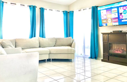 Williamsburg Casa | D · D LAKE HOUSE with PRIVATE POOL. Clean & Sanitized